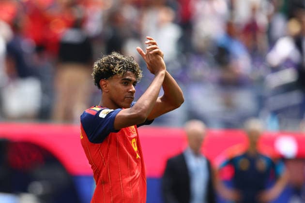 FIFA World Cup, WM, Weltmeisterschaft, Fussball 2026: Spain v Belgium LOS ANGELES, USA - 10th July 2026: Lamine Yamal of Spain applauds the fans after the FIFA World Cup 2026 quarter-final match between Spain and Belgium at Los Angeles Stadium Los Angeles Los Angeles Stadium United States of America Copyright: xCraigxMercerx xPeakxActionxPhotosx
