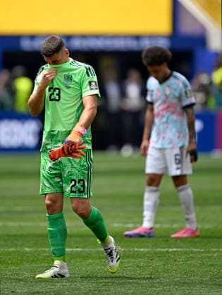 July 10, 2026, Inglewood, California, USA: Spanish goalkeeper UNAI SIMON leaving the pitch after his team defeated Belgium 2-1 in their quarter final World Cup 2026 in Los Angeles Stadium. Inglewood USA - ZUMAh234 20260710_zsp_h234_006 Copyright: xMarkxEdwardxHarrisx
