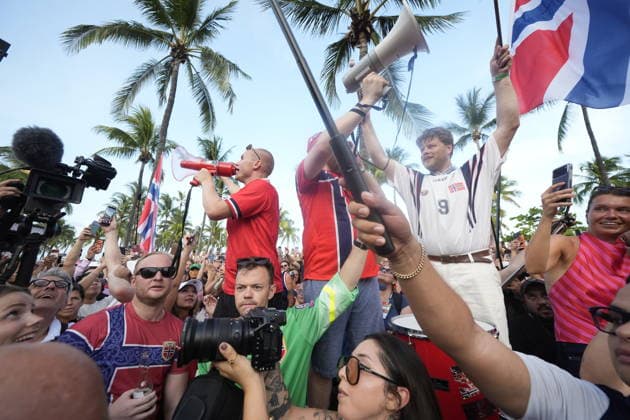 World Cup 2026 Miami Beach, Florida , USA 20260710. Norwegian supporters party in the streets before the quarter-final of the 2026 World Cup between Norway and England. Photo: Fredrik Varfjell NTB Miami Beach, Florida United States EDITORIAL USE ONLY. RESTRICTED USE FOR BETTING COMPANIES Ref:_SPOw19nMTwVjAg.jpg *** 2026 World Cup, Miami Beach, Florida, USA 20260710 Norwegian fans celebrate in the streets before the quarterfinal of the 2026 World Cup between Norway and England. Photo: Fredrik Varfjell, NTB, Miami Beach, Florida, United States. EDITORIAL USE ONLY. RESTRICTED USE FOR BETTING COMPANIES.  Copyright: xFredrikxVarfjellx xNTBx