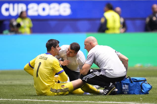 Spain v Belgium - FIFA World Cup, WM, Weltmeisterschaft, Fussball 2026 - Quarter Final INGLEWOOD, CALIFORNIA - JULY 10: Thibaut Courtois of Belgium is attended to by medical staff during the 2026 FIFA World Cup Quarter Final match between Spain and Belgium at the Los Angeles Stadium (SoFi Stadium) in Inglewood, California, United States on July 10, 2026. Jose Hernandez Anadolu Inglewood United States. Editorial use only. Please get in touch for any other usage.  Copyright: x2026xAnadoluxJosexHernandezx