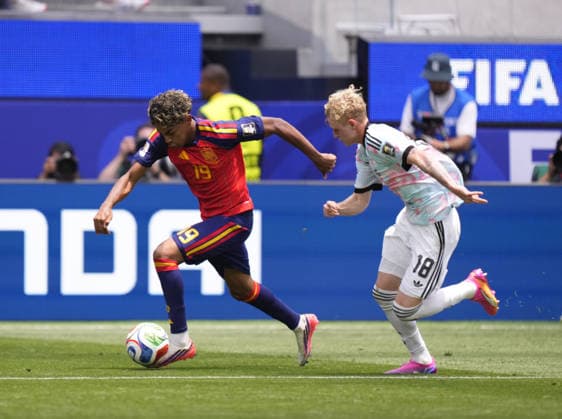 Spain v Belgium - FIFA World Cup, WM, Weltmeisterschaft, Fussball 2026 - Quarter Final INGLEWOOD, CALIFORNIA - JULY 10: Lamine Yamal of Spain and Joaquin Seys of Belgium compete for the ball during the 2026 FIFA World Cup Quarter Final match between Spain and Belgium at the Los Angeles Stadium (SoFi Stadium) in Inglewood, California, United States on July 10, 2026. Jose Hernandez Anadolu Inglewood United States. Editorial use only. Please get in touch for any other usage.  Copyright: x2026xAnadoluxJosexHernandezx