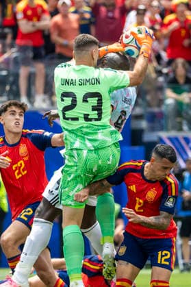 July 10, 2026, Los Angeles, California, United States: Spain goalkeeper Unai Simon (23) and Belgium s Romelu Lukaku (9) seen in action during the FIFA World Cup, WM, Weltmeisterschaft, Fussball quarterfinal soccer match at SoFi Stadium. Los Angeles United States - ZUMAs197 20260710_aaa_s197_066 Copyright: xRingoxChiux