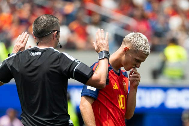 July 10, 2026, Los Angeles, California, USA: Spain s Dani Olmo (10) reacts after being injured in a collision with the referee during the FIFA World Cup, WM, Weltmeisterschaft, Fussball quarterfinal soccer match against Belgium at SoFi Stadium in Inglewood, Calif., Friday, July 10, 2026. Los Angeles USA - ZUMAc68_ 20260710_zaf_c68_092 Copyright: xRingoxChiux