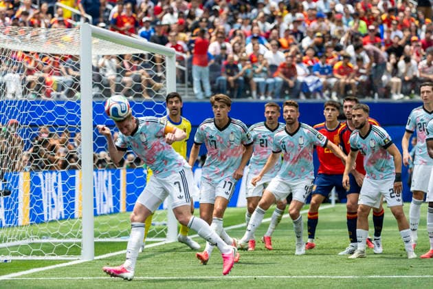 July 10, 2026, Los Angeles, California, USA: Belgium s Kevin De Bruyne (7) heads the ball against Spain during the FIFA World Cup, WM, Weltmeisterschaft, Fussball quarterfinal soccer match at SoFi Stadium in Inglewood, Calif., Friday, July 10, 2026. Los Angeles USA - ZUMAc68_ 20260710_zaf_c68_096 Copyright: xRingoxChiux