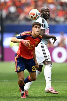 Spain vs Belgium - FIFA World Cup, WM, Weltmeisterschaft, Fussball 2026 LOS ANGELES, UNITED STATES OF AMERICA - JULY 10 : Cubarsi Pau defender of Spain beats Lukaku Romelu forward of Belgium to the ball pictured during the FIFA World Cup 2026 round of 8 match between Spain and Belgium at the SoFi stadium on July 10, 2026 in Los Angeles, United States of America, 10 07 2026 Los Angeles United States of America  Copyright: xNicoxVereeckenx