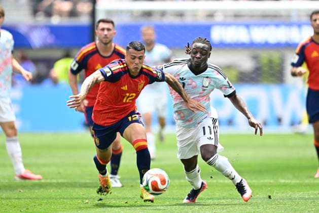 Spain vs Belgium - FIFA World Cup, WM, Weltmeisterschaft, Fussball 2026 LOS ANGELES, UNITED STATES OF AMERICA - JULY 10 : Porro Pedro defender of Spain is been chased by Doku Jeremy forward of Belgium pictured during the FIFA World Cup 2026 round of 8 match between Spain and Belgium at the SoFi stadium on July 10, 2026 in Los Angeles, United States of America, 10 07 2026 Los Angeles United States of America  Copyright: xNicoxVereeckenx