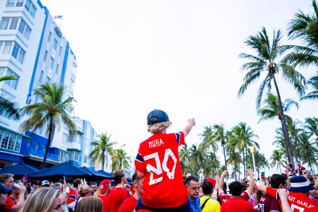 Fotball-VM 2026 Miami Beach, Florida , USA 20260710. Norske supportere fester i gatene for kvartfinalen i fotball-VM 2026 mellom Norge og England. Foto: Fredrik Varfjell NTB Miami Beach, Florida USA EDITORIAL USE ONLY. RESTRICTED USE FOR BETTING COMPANIES Ref:_SPOo_RkB46jikg.jpg *** 2026 FIFA World Cup, Miami Beach, Florida, USA 20260710 Norwegian fans celebrate in the streets for the quarterfinal match of the 2026 FIFA World Cup between Norway and England. Photo: Fredrik Varfjell, NTB, Miami Beach, Florida, USA. EDITORIAL USE ONLY. RESTRICTED USE FOR BETTING COMPANIES  Copyright: xFredrikxVarfjellx xNTBx