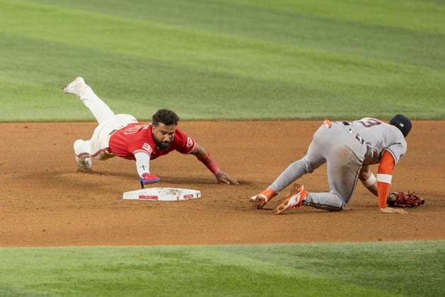 July 10, 2026, Arlington, Texas, USA: Texas Rangers shortstop EZEQUIEL DURAN (20) successfully steals second base during a MLB, Baseball Herren, USA game between the Houston Astros and Texas Rangers at Globe Life Field. Rangers win 7-3. Arlington USA - ZUMAf180 20260710_zsp_f180_015 Copyright: xMarkxFannx