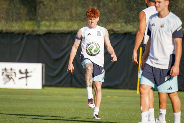 USA: Fußball FIFA World Cup, WM, Weltmeisterschaft, Fussball WM, Weltmeisterschaft, Fussball 2026, Viertelfinale, Matchday -1: Valentin Barco Valentin Barco (Argentinien 8) während des offiziellen Abschlusstrainings (MD-1 Training) der argentinischen Fußball-Nationalmannschaft im Sporting KC Training Centre in Kansas City (Kansas, USA). Argentinien bereitet sich auf das Viertelfinalspiel gegen die Schweiz bei der FIFA Fußball-Weltmeisterschaft 2026 vor. *** USA Soccer FIFA World Cup, World Cup, 2026 World Cup, Quarterfinals, Matchday 1 Valentin Barco Valentin Barco Argentina 8 during the official final training session for Matchday 1 of the Argentine national soccer team at the Sporting KC Training Center in Kansas City, Kansas, USA. Argentina is preparing for its quarterfinal match against Switzerland at the 2026 FIFA World Cup. Copyright: xJOERANxSTEINSIEKx