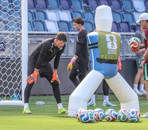 JULY 10, 2026: Switzerland goalkeeper Gregor Kobel (1) practices ahead of their match against Argentina at Sporting Park in Kansas City, KS. CSM FIFA World Cup, WM, Weltmeisterschaft, Fussball 2026: Switzerland JUL 10th  - ZUMAc04_ 20260710_zma_c04_059 Copyright: xRomanxPunox
