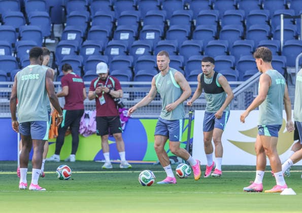 JULY 10, 2026: Switzerland defender Nico Elvedi (4) practices with teammates ahead of their match against Argentina at Sporting Park in Kansas City, KS. CSM FIFA World Cup, WM, Weltmeisterschaft, Fussball 2026: Switzerland JUL 10th  - ZUMAc04_ 20260710_zma_c04_061 Copyright: xRomanxPunox
