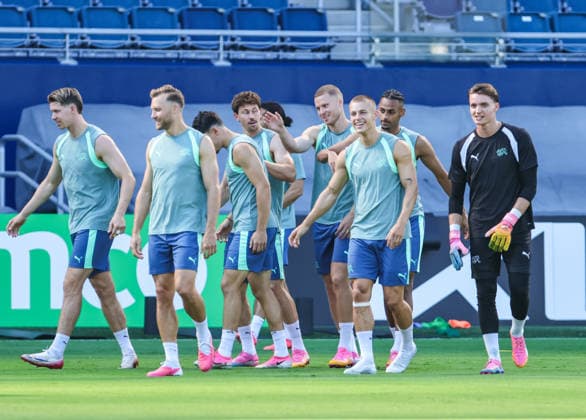JULY 10, 2026: Switzerland defender Miro Muheim (2) practices with teammates ahead of their match against Argentina at Sporting Park in Kansas City, KS. CSM FIFA World Cup, WM, Weltmeisterschaft, Fussball 2026: Switzerland JUL 10th  - ZUMAc04_ 20260710_zma_c04_065 Copyright: xRomanxPunox