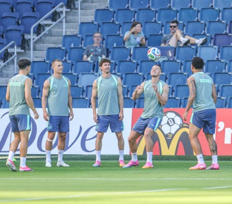 JULY 10, 2026: Switzerland defender Miro Muheim (2) and Switzerland defender Nico Elvedi (4) practices with teammates ahead of their match against Argentina at Sporting Park in Kansas City, KS. CSM FIFA World Cup, WM, Weltmeisterschaft, Fussball 2026: Switzerland JUL 10th  - ZUMAc04_ 20260710_zma_c04_067 Copyright: xRomanxPunox