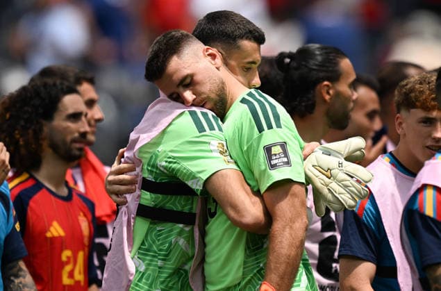 260711 -- LOS ANGELES, July 11, 2026 -- Unai Simon R, goalkeeper of Spain hugs his teammate after the quarter final match between Spain and Belgium at the 2026 FIFA World Cup, WM, Weltmeisterschaft, Fussball at Los Angeles Stadium in Los Angeles, the United States, July 10, 2026. SPU.S.-LOS ANGELES-FOOTBALL-FIFA WORLD CUP-QUARTER FINAL-ESP VS BEL WuxXiaoling  (SP)U.S.-LOS ANGELES-FOOTBALL-FIFA WORLD CUP-QUARTER FINAL-ESP VS BEL IMAGO WuxXiaoling  imago images 0861301889