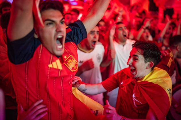 (260711) -- BARCELONA, July 11, 2026 -- Spanish fans react as they watch the live broadcast of the 2026 FIFA World Cup, WM, Weltmeisterschaft, Fussball quarterfinal match between Spain and Belgium in Barcelona, Spain, July 10, 2026. (Photo by Xinhua) (SP)SPAIN-BARCELONA-FOOTBALL-FIFA WORLD CUP-FANS JoanxGosa 