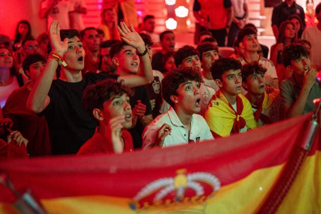 (260711) -- BARCELONA, July 11, 2026 -- Spanish fans watch the live broadcast of the 2026 FIFA World Cup, WM, Weltmeisterschaft, Fussball quarterfinal match between Spain and Belgium in Barcelona, Spain, July 10, 2026. (Photo by Xinhua) (SP)SPAIN-BARCELONA-FOOTBALL-FIFA WORLD CUP-FANS JoanxGosa 