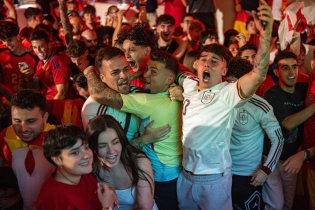 (260711) -- BARCELONA, July 11, 2026 -- Spanish fans react as they watch the live broadcast of the 2026 FIFA World Cup, WM, Weltmeisterschaft, Fussball quarterfinal match between Spain and Belgium in Barcelona, Spain, July 10, 2026. (Photo by Xinhua) (SP)SPAIN-BARCELONA-FOOTBALL-FIFA WORLD CUP-FANS JoanxGosa 