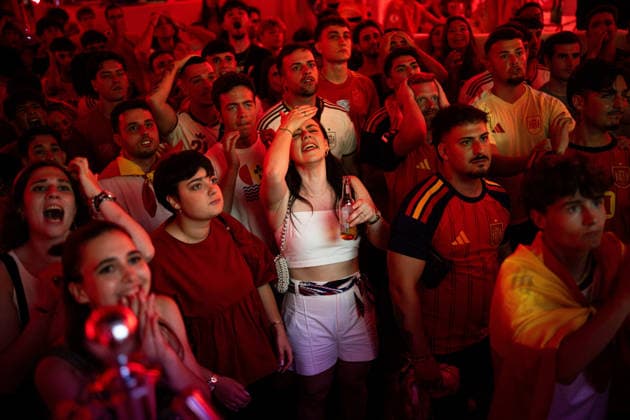 (260711) -- BARCELONA, July 11, 2026 -- Spanish fans react as they watch the live broadcast of the 2026 FIFA World Cup, WM, Weltmeisterschaft, Fussball quarterfinal match between Spain and Belgium in Barcelona, Spain, July 10, 2026. (Photo by Xinhua) (SP)SPAIN-BARCELONA-FOOTBALL-FIFA WORLD CUP-FANS JoanxGosa 