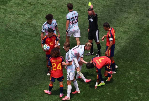 260711 -- LOS ANGELES, July 11, 2026 -- Referee Michael Oliver up, 2nd R shows a yellow card to Kevin De Bruyne C of Belgium during the quarter final match between Spain and Belgium at the 2026 FIFA World Cup, WM, Weltmeisterschaft, Fussball at Los Angeles Stadium in Los Angeles, the United States, July 10, 2026. SPU.S.-LOS ANGELES-FOOTBALL-FIFA WORLD CUP-QUARTER FINAL-ESP VS BEL MaoxSiqian  (SP)U.S.-LOS ANGELES-FOOTBALL-FIFA WORLD CUP-QUARTER FINAL-ESP VS BEL IMAGO MaoxSiqian  imago images 0861300725