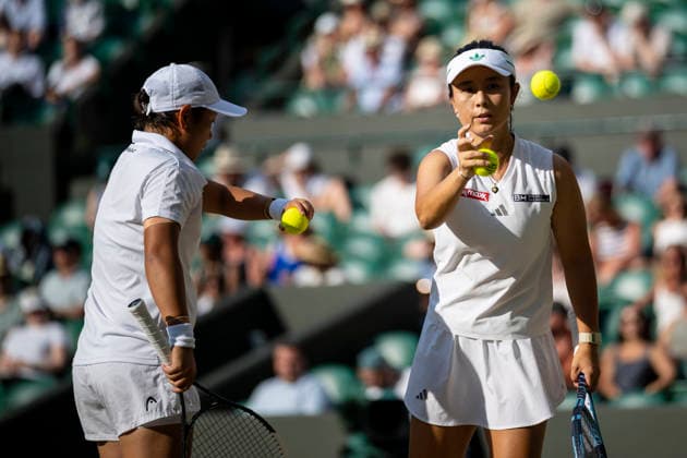 (260711) -- LONDON, July 11, 2026 -- Jiang Xinyu Xu Yifan (R) are seen during the women s doubles semi-finals match between Guo Hanyu (China) Kristina Mladenovic (France) and Jiang Xinyu Xu Yifan of China at the Wimbledon Tennis Championships in London, Britain, on July 10, 2026. (Photo by Xinhua) (SP)BRITAIN-LONDON-TENNIS-WIMBLEDON-WOMEN S DOUBLES StephenxChung 