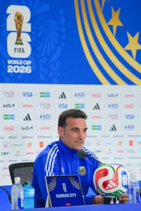 (260711) -- KANSAS CITY, July 11, 2026 -- Lionel Scaloni, head coach of Argentina, attends a press conference, PK, Pressekonferenz ahead of the quarterfinal between Argentina and Switzerland at the 2026 FIFA World Cup, WM, Weltmeisterschaft, Fussball in Kansas City, the United States, on July 10, 2026. ) (SP)U.S.-KANSAS CITY-FOOTBALL-FIFA WORLD CUP-PRESS CONFERENCE-TEAM ARGENTINA XuxChang 