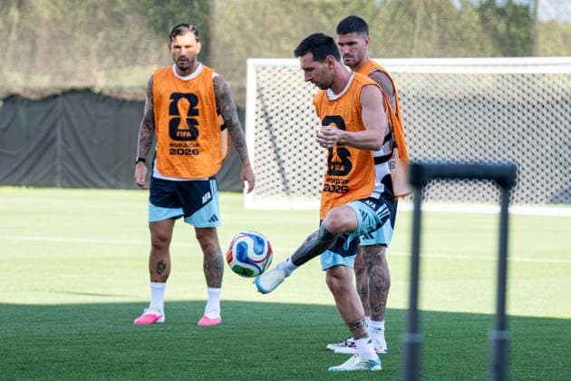 (260711) -- KANSAS CITY, July 11, 2026 -- Lionel Messi (C) of Argentina attends a training session ahead of the quarterfinal between Argentina and Switzerland at the 2026 FIFA World Cup, WM, Weltmeisterschaft, Fussball in Kansas City, the United States, on July 10, 2026. ) (SP)U.S.-KANSAS CITY-FOOTBALL-FIFA WORLD CUP-TRAINING-TEAM ARGENTINA XiaoxYijiu 