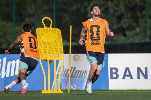 (260711) -- KANSAS CITY, July 11, 2026 -- Lionel Messi (R) of Argentina attends a training session ahead of the quarterfinal between Argentina and Switzerland at the 2026 FIFA World Cup, WM, Weltmeisterschaft, Fussball in Kansas City, the United States, on July 10, 2026. ) (SP)U.S.-KANSAS CITY-FOOTBALL-FIFA WORLD CUP-TRAINING-TEAM ARGENTINA XiaoxYijiu 