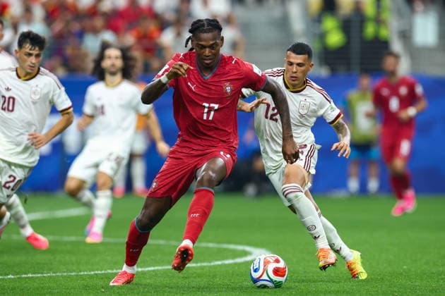 ARLINGTON, TX - July 06: Portugal forward Rafael Leao ( 17) dribbles up field during the FIFA World Cup, WM, Weltmeisterschaft, Fussball Round of 16 match between Spain and Portugal on July 6, 2026 at Dallas Stadium in Arlington, TX. (Photo by Matthew Visinsky Icon Sportswire) SOCCER: JUL 06 FIFA World Cup 26 Round of 16 - Spain v Portugal EDITORIAL USE ONLY Icon260706113