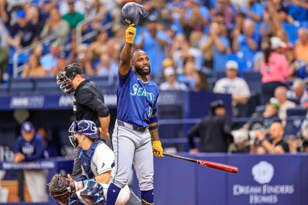 July 10, 2026, St. Petersburg, Florida, USA: Seattle Mariners left fielder Randy Arozarena (56) thanks the fans for a warm welcome as he comes to the plate during an MLB, Baseball Herren, USA game against the Tampa Bay Rays on July 10, 2026 at Tropicana Field. The Rays beat the Mariners 7-2. St. Petersburg USA - ZUMAh180 20260710_zsp_h180_017 Copyright: xKimxHukarix