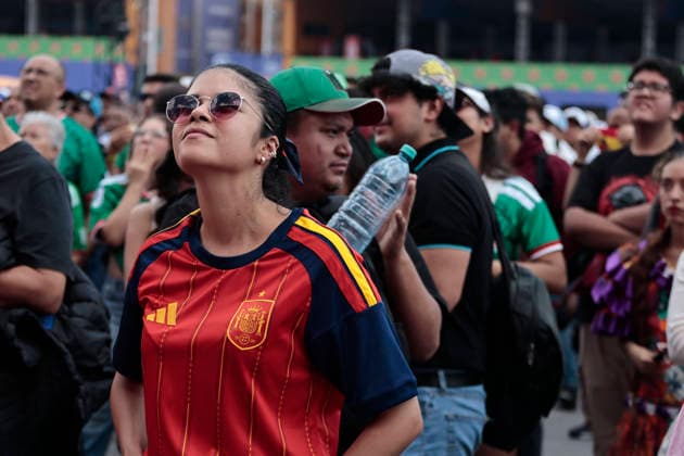 July 10, 2026, Mexico City, Cdmx, Mexico: The Spanish national team, Nationalteam beat Belgium 2oÃ¢1 in a thrilling match the Spaniards scored the winning goal just minutes before the final whistle. Fans from both nationsoÃ¢some Spanish, others BelgianoÃ¢gathered at the Fan Festival to watch the game alongside compatriots. They were joined by Mexicans in costume, including a Merlin the Duck figure, who cheered on the visiting fans as everyone shouted together for the goals, Spain s advancement to the next round, and the unfortunate defeat that ended Belgium s run in the 2026 FIFA World Cup, WM, Weltmeisterschaft, Fussball Mexico City Mexico  - ZUMAp204 20260710_zip_p204_019 Copyright: xJosuexPerezx Spain Defeats Belgium In The World Cup..  - ZUMA0861 0861303947st Copyright: xIMAGO JosuexPerezx
