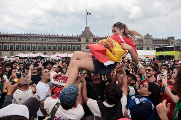 July 10, 2026, Mexico City, Cdmx, Mexico: The Spanish national team, Nationalteam beat Belgium 2oÃ¢1 in a thrilling match the Spaniards scored the winning goal just minutes before the final whistle. Fans from both nationsoÃ¢some Spanish, others BelgianoÃ¢gathered at the Fan Festival to watch the game alongside compatriots. They were joined by Mexicans in costume, including a Merlin the Duck figure, who cheered on the visiting fans as everyone shouted together for the goals, Spain s advancement to the next round, and the unfortunate defeat that ended Belgium s run in the 2026 FIFA World Cup, WM, Weltmeisterschaft, Fussball Mexico City Mexico  - ZUMAp204 20260710_zip_p204_036 Copyright: xJosuexPerezx Spain Defeats Belgium In The World Cup..  - ZUMA0861 0861303987st Copyright: xIMAGO JosuexPerezx