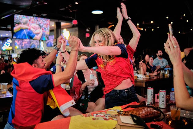 July 10, 2026, Houston, Texas, USA: Spain supporters erupt at a watch party at Pitch 25 in Houston as MIKEL MERINO scores a late goal against Belgium to send Spain into the FIFA World Cup, WM, Weltmeisterschaft, Fussball 2026 semifinals. The match was played at Los Angeles Stadium in Inglewood, California. Houston s Spain Fans Erupt As Merino s Late Winner Sends La Roja To The Semifinals  - ZUMAe130 0861304995st Copyright: xCarlosxEscalonax