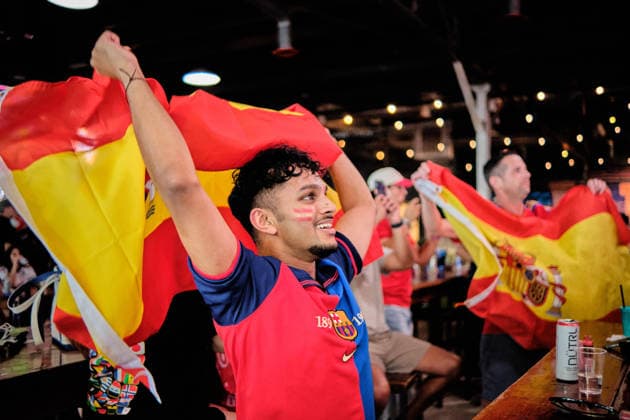 July 10, 2026, Houston, Texas, USA: ASHWIN AJUKUMAR (27) Spain supporter celebrate at a watch party at Pitch 25 in Houston after Spain s 2-1 win over Belgium in the FIFA World Cup, WM, Weltmeisterschaft, Fussball 2026 quarterfinal sent it to the semifinals. The match was played at Los Angeles Stadium in Inglewood, California. Houston s Spain Fans Erupt As Merino s Late Winner Sends La Roja To The Semifinals  - ZUMAe130 0861305011st Copyright: xCarlosxEscalonax