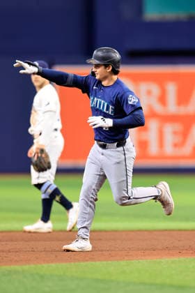 July 10, 2026, St. Petersburg, Florida, USA: Seattle Mariners second baseman Cole Young (2) homers to right center field during an MLB, Baseball Herren, USA game against the Tampa Bay Rays on July 10, 2026 at Tropicana Field. The Rays beat the Mariners 7-2. St. Petersburg USA - ZUMAh180 20260710_zsp_h180_047 Copyright: xKimxHukarix