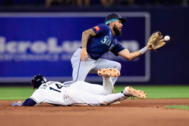 July 10, 2026, St. Petersburg, Florida, USA: Tampa Bay Rays left fielder Chandler Simpson (14) dives back at second base before Seattle Mariners shortstop J.P. Crawford (3) can tag him during an MLB, Baseball Herren, USA game on July 10, 2026 at Tropicana Field. The Rays beat the Mariners 7-2. St. Petersburg USA - ZUMAh180 20260710_zsp_h180_079 Copyright: xKimxHukarix