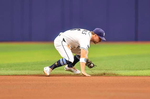 July 10, 2026, St. Petersburg, Florida, USA: Tampa Bay Rays shortstop Taylor Walls (6) makes a diving play to field a ball off the bat of Seattle Mariners designated hitter Dominic Canzone (8) and throw him out at first base during an MLB, Baseball Herren, USA game on July 10, 2026 at Tropicana Field. The Rays beat the Mariners 7-2. St. Petersburg USA - ZUMAh180 20260710_zsp_h180_086 Copyright: xKimxHukarix