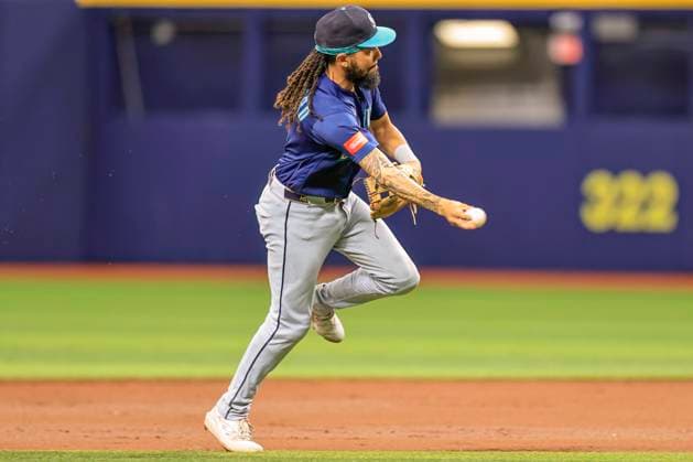 July 10, 2026, St. Petersburg, Florida, USA: Seattle Mariners shortstop J.P. Crawford (3) fields a ball off the bat of Tampa Bay Rays first baseman Jonathan Aranda (8) and throws him out at first base during an MLB, Baseball Herren, USA game on July 10, 2026 at Tropicana Field. The Rays beat the Mariners 7-2. St. Petersburg USA - ZUMAh180 20260710_zsp_h180_096 Copyright: xKimxHukarix