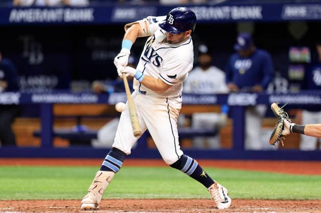 July 10, 2026, St. Petersburg, Florida, USA: Tampa Bay Rays first baseman Jonathan Aranda (8) singles to left field during an MLB, Baseball Herren, USA game against the Seattle Mariners on July 10, 2026 at Tropicana Field. The Rays beat the Mariners 7-2. St. Petersburg USA - ZUMAh180 20260710_zsp_h180_102 Copyright: xKimxHukarix