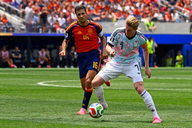 RECORD DATE NOT STATED 10th July 2026; Los Angeles Stadium, Los Angeles, California, United States of America; FIFA World Cup, WM, Weltmeisterschaft, Fussball Football, Spain versus Belgium; Rodri of Spain battles for possession ball with Kevin De Bruyne of Belgium JulianxMedina DiaEsportivo