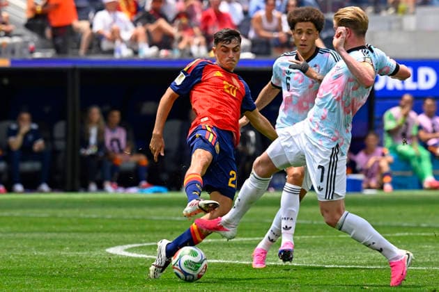 RECORD DATE NOT STATED 10th July 2026; Los Angeles Stadium, Los Angeles, California, United States of America; FIFA World Cup, WM, Weltmeisterschaft, Fussball Football, Spain versus Belgium; Pedri of Spain battles for possession ball with Kevin De Bruyne of Belgium JulianxMedina DiaEsportivo