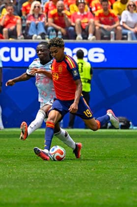 RECORD DATE NOT STATED 10th July 2026; Los Angeles Stadium, Los Angeles, California, United States of America; FIFA World Cup, WM, Weltmeisterschaft, Fussball Football, Spain versus Belgium; Lamine Yamal of Spain battles for possession ball with Jeremy Doku of Belgium JulianxMedina DiaEsportivo