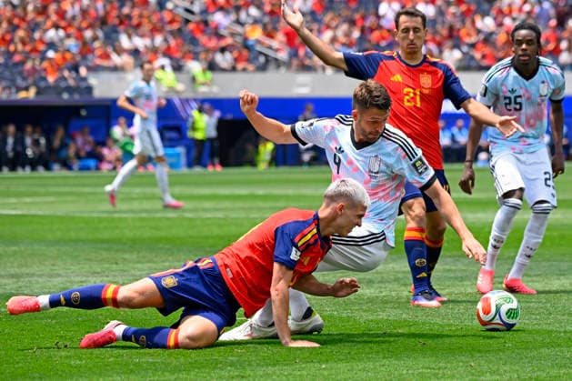 RECORD DATE NOT STATED 10th July 2026; Los Angeles Stadium, Los Angeles, California, United States of America; FIFA World Cup, WM, Weltmeisterschaft, Fussball Football, Spain versus Belgium; Pau Cubars& xed; of Spain battles for possession ball with Brandon Mechele of Belgium JulianxMedina DiaEsportivo