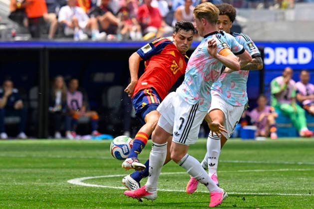 RECORD DATE NOT STATED 10th July 2026; Los Angeles Stadium, Los Angeles, California, United States of America; FIFA World Cup, WM, Weltmeisterschaft, Fussball Football, Spain versus Belgium; Pedri of Spain battles for possession ball with Kevin De Bruyne of Belgium JulianxMedina DiaEsportivo