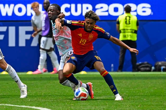 RECORD DATE NOT STATED 10th July 2026; Los Angeles Stadium, Los Angeles, California, United States of America; FIFA World Cup, WM, Weltmeisterschaft, Fussball Football, Spain versus Belgium; Lamine Yamal of Spain battles for possession ball with Jeremy Doku of Belgium JulianxMedina DiaEsportivo