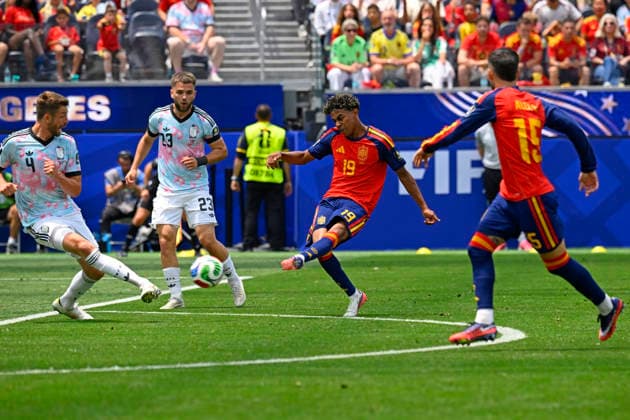 RECORD DATE NOT STATED 10th July 2026; Los Angeles Stadium, Los Angeles, California, United States of America; FIFA World Cup, WM, Weltmeisterschaft, Fussball Football, Spain versus Belgium; Lamine Yamal of Spain battles for possession ball with Brandon Mechele of Belgium JulianxMedina DiaEsportivo