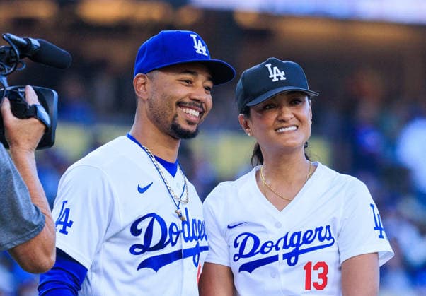 July 10, 2026, Los Angeles, California, USA: Autumn Durald Arkapaw poses with Mookie Betts after throwing the ceremonial first pitch prior to a a regular season MLB, Baseball Herren, USA game between the Los Angeles Dodgers and the Arizona Diamondbacks on Friday July 10, 2026 at Dodger Stadium in Los Angeles, California. Dodgers lose to Diamondbacks, 3-9. JAVIER ROJAS PI Los Angeles USA - ZUMAp124 20260710_zaa_p124_011 Copyright: xJavierxRojasx