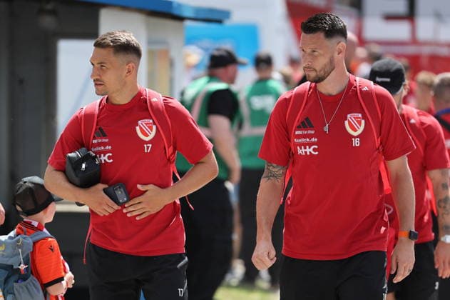 Die Mannschft des FC Energie COttbus kommt im Stadion an ... 16 Ryan Malone (Energie Cottbus, r.), 17 Julian Guttau (Energie Cottbus, l.) Fussball Testspiel 2026 2027 FC Energie Cottbus - Hallescher FC *** The FC Energie Cottbus team arrives at the stadium: 16 Ryan Malone (Energie Cottbus, right), 17 Julian Guttau (Energie Cottbus, left). Soccer friendly match 2026–2027: FC Energie Cottbus vs. Hallescher FC