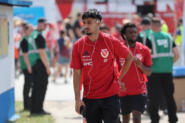 Die Mannschft des FC Energie COttbus kommt im Stadion an ... 22 Yusuf Wardak (Energie Cottbus) Fussball Testspiel 2026 2027 FC Energie Cottbus - Hallescher FC *** The FC Energie Cottbus team arrives at the stadium on 22 Yusuf Wardak Energie Cottbus Soccer Friendly Match 2026 2027 FC Energie Cottbus Hallescher FC