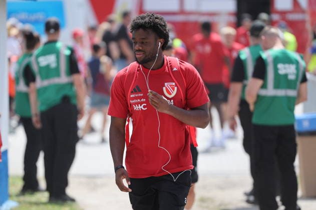 Die Mannschft des FC Energie COttbus kommt im Stadion an ... 24 Anderson Lucoqui (Energie Cottbus) Fussball Testspiel 2026 2027 FC Energie Cottbus - Hallescher FC *** The FC Energie Cottbus team arrives at the stadium on the 24th. Anderson Lucoqui, Energie Cottbus Soccer Friendly Match 2026–2027, FC Energie Cottbus, Hallescher FC