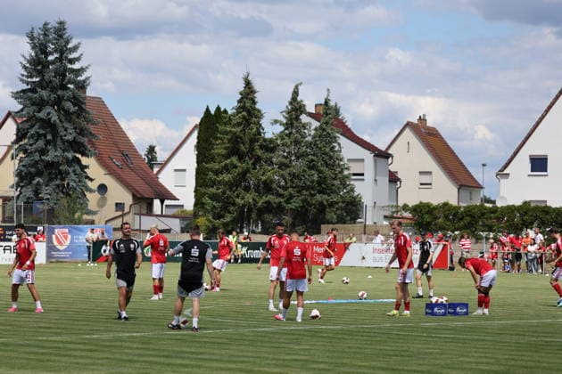 Die Mannschft des FC Energie bei der Erwärmung. Fussball Testspiel 2026 2027 FC Energie Cottbus - Hallescher FC *** The FC Energie team warming up for the 2026-2027 soccer exhibition match between FC Energie Cottbus and Hallescher FC